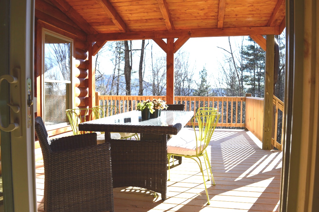 outdoor dining at vacation rental log cabin